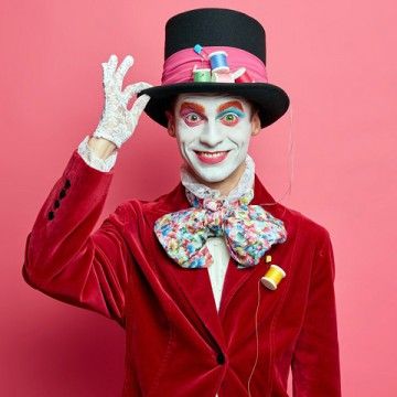 Fatos e Disfarces de Homem